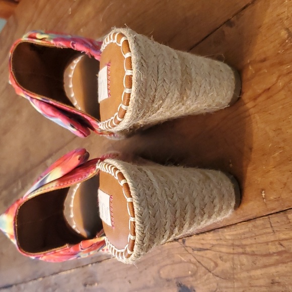 SUGAR Womens Red Tie Dye Knot Detail Ruched Cushioned Round Toe Wedge - Picture 4 of 5